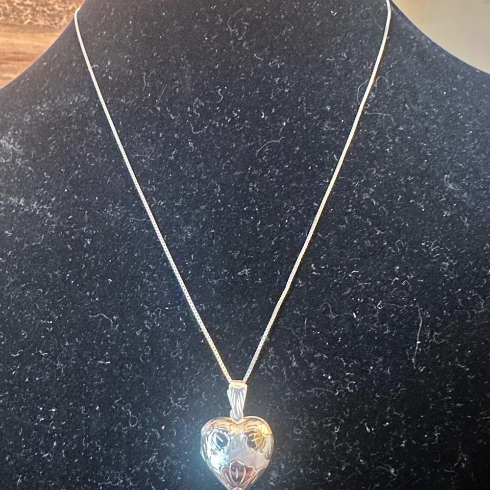 Vintage Sterling Silver Heart Locket Necklace 925 Floral Engraved giftable - Picture 3 of 7